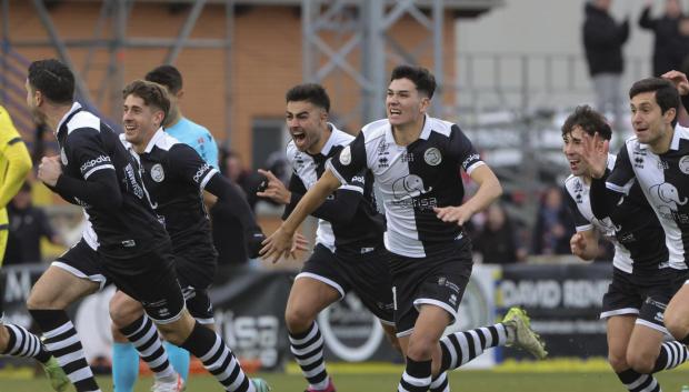 Los jugadores de Unionistas celebran el pase a octavos tras ganar al Villarreal en dieciseisavos de Copa