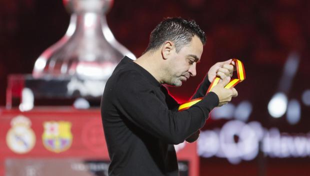 Xavi Hernández, tras recibir la medalla de subcampeón de la Supercopa de España