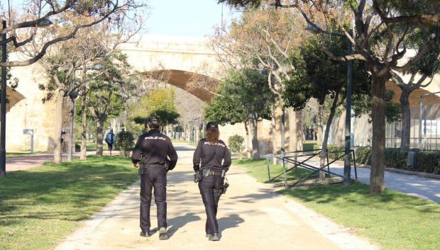 Dos agentes de Policía, patrullando por el antiguo cauce del río Turia, en Valencia