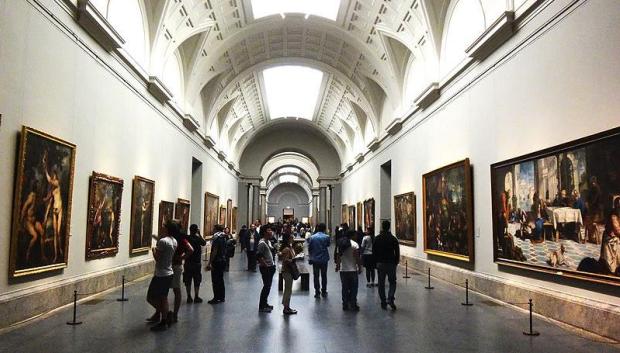 Personas en el interior del Museo del Prado