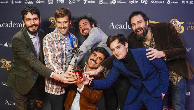 El equipo de La Resistencia tras recibir el premio Iris en la Gala de los 25 años de los Premios Iris