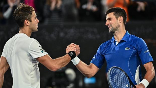 Novak Djokovic y Tomas Etcheverry tras finalizar el partido