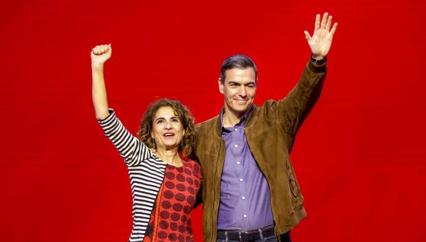 El presidente del Gobierno y líder del PSOE, Pedro Sánchez junto con la vicepresidenta primera y ministra de Hacienda, María Jesús Montero