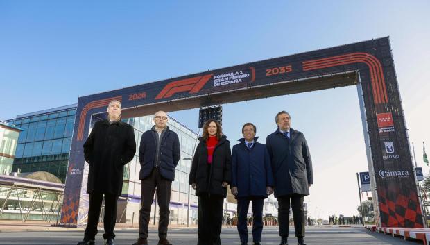 La presidenta de la Comunidad de Madrid, Isabel Díaz Ayuso (c), el presidente de Ifema, José Vicente de los Mozos (i), el presidente de la Cámara de Comercio de Madrid, Ángel Asensio (d), el alcalde de Madrid, José Luis Martínez Almeida (2d) y el presidente y CEO de la Fórmula 1, Stefano Domenicali (2i) a su llegada para la presentación del Gran Premio de España de Fórmula Uno de Madrid este martes en Ifema, Madrid. EFE/ Rodrigo Jiménez