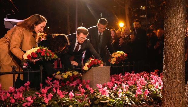 La presidenta de la Comunidad de Madrid, Isabel Díaz Ayuso y el presidente del PP, Alberto Núñez Feijóo, en la ofrenda Floral a Gregorio Ordóñez