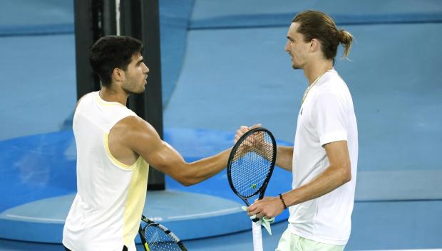 Alcaraz se saluda con Zverev tras su eliminación