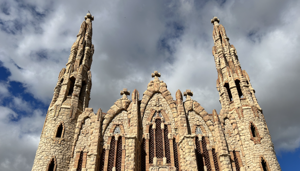 Fachada de la pequeña 'Sagrada Familia', en la que se puede ver sus torres de 25 metros de altura
