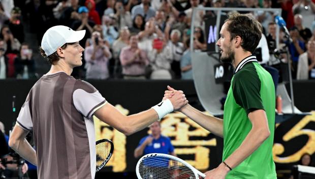 Jannik Sinner y Daniil Medvedev se saludan en la red tras acabar la final del Open de Australia