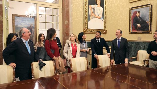 Ignacio Garriga junto a los diputados de Vox en Baleares