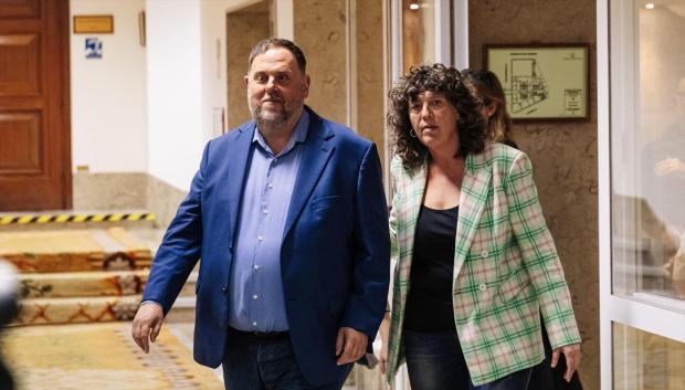 El presidente de Esquerra Republicana (ERC), Oriol Junqueras, y la portavoz adjunta de ERC, Teresa Jordà, a su llegada al Congreso de los Diputados
