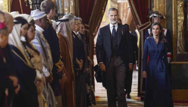 Los Reyes pasan ante los embajadores invitados al Palacio Real