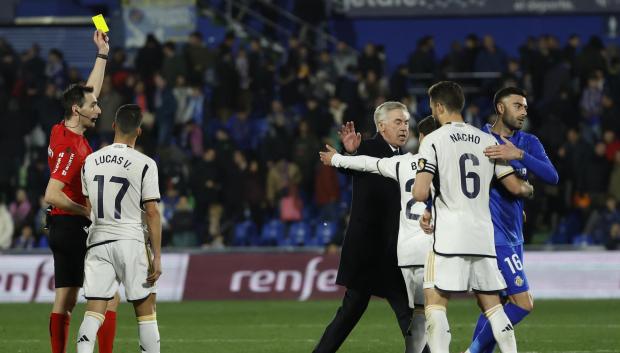 Carlo Ancelotti, en un momento de su protesta al árbitro De Burgos Bengoetxea