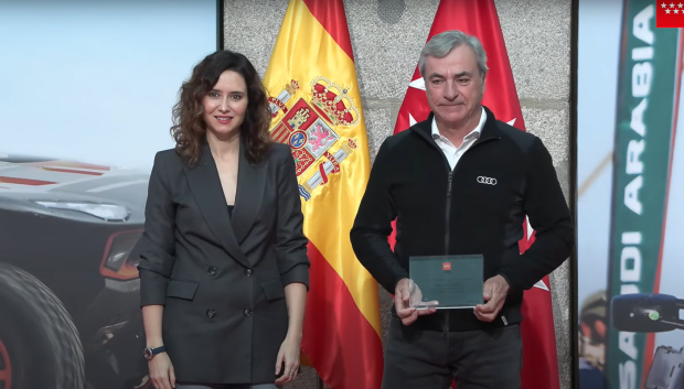 La presidenta de la Comunidad de Madrid, Isabel Díaz Ayuso y el piloto Carlos Sáinz