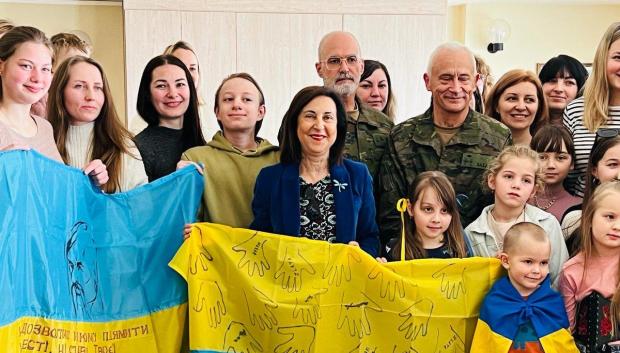 La ministra de Defensa, Margarita Robles, posa con familiares de combatientes ucranianos