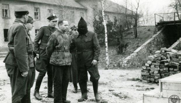 El comandante del campo y criminal de guerra Rudolf Hoess caminando hacia su horca junto al crematorio en el campo de exterminio nazi alemán de Auschwitz Stammlager en Polonia