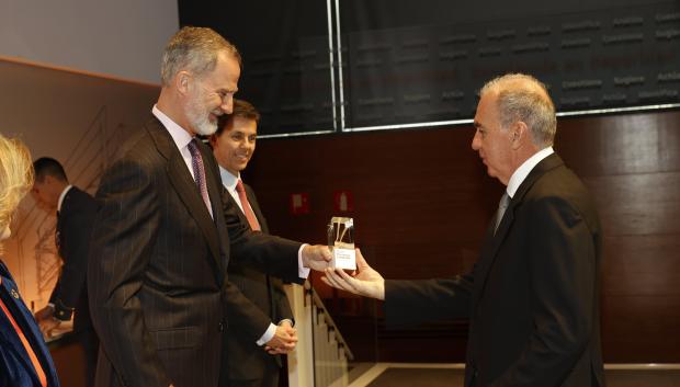 Don Felipe entrega el premio Empresa Solidaria a Pesquera Diamante