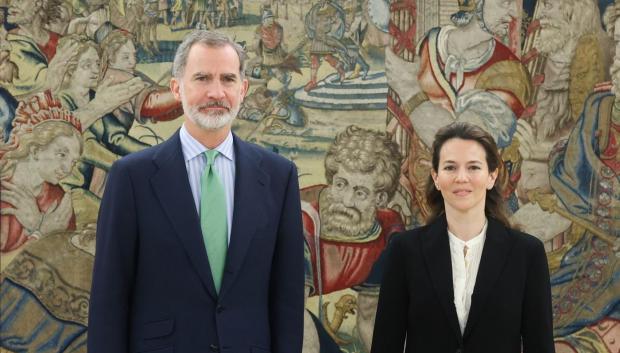 Don Felipe, con la duquesa de Arcos, decana de la Diputación Permanente de la Grandeza de España y Títulos del Reino