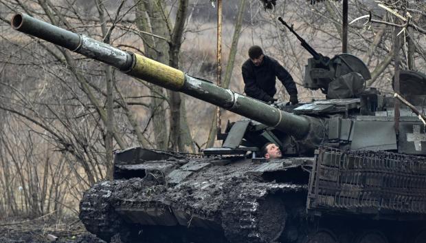 Militares ucranianos revisan su tanque en Bajmut, en la región de Donetsk