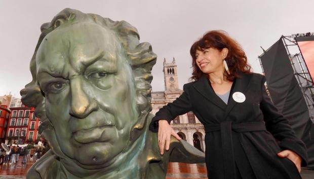 La ministra de igualdad Ana Redondo posa junto a un busto de Goya mientras visita este viernes la muestra 'La emoción de los Goya' expuesta en las calles de Valladolid. EFE/R. García