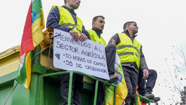 Los agricultores riojanos se manifiestan a las puertas del palacete de gobierno de La Rioja