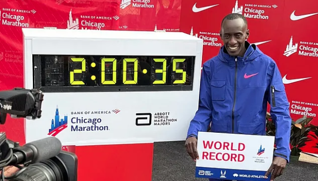 Kelvin Kiptum posa con el cartel de récord del mundo en Chicago