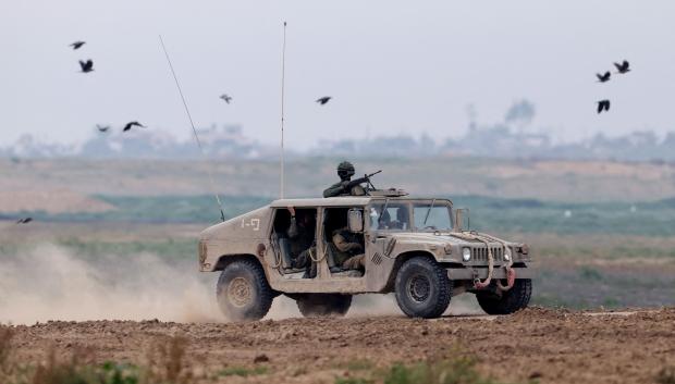 Las tropas israelíes se desplazan cerca de la frontera con Gaza