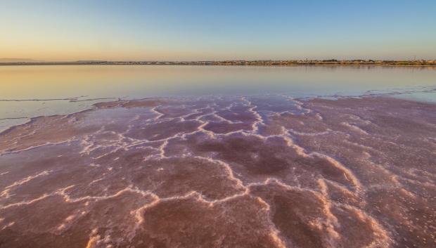 Concentración de sal en la orilla de la laguna rosa de Torrevieja, Alicante