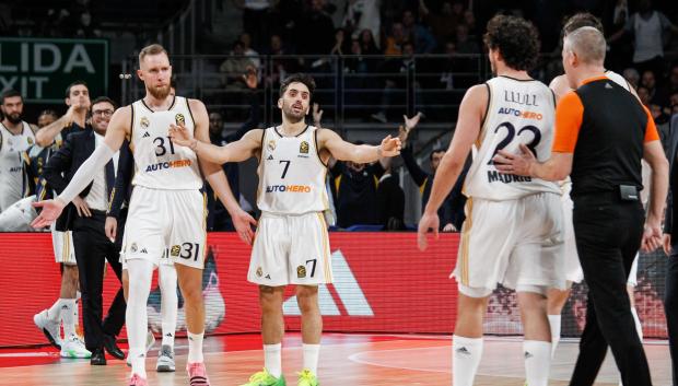 Los jugadores del Real Madrid en un partido esta temporada
