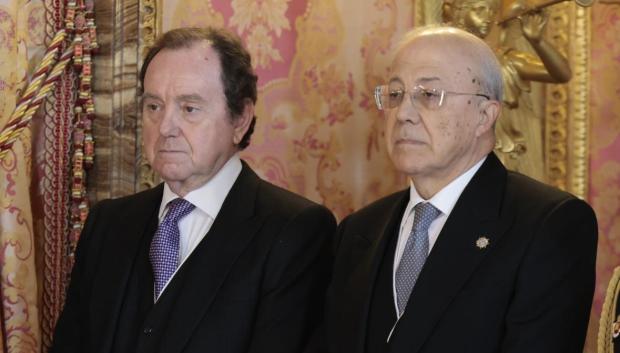 Jaime Alfonsín con el secretario general de la Casa del Rey, Domingo Martínez Palomo, en el Palacio Real