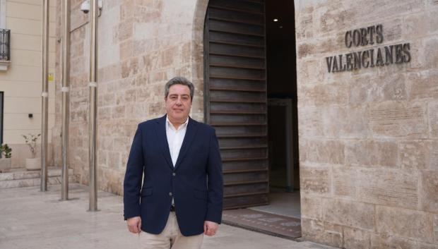 José María Llanos, en la puerta principal de las Cortes Valencianas, en Valencia