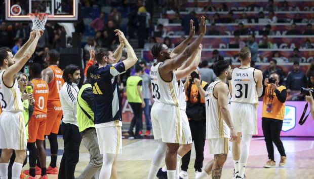 Los jugadores del Real Madrid celebran el pase a la final de Copa tras ganar al Valencia Basket