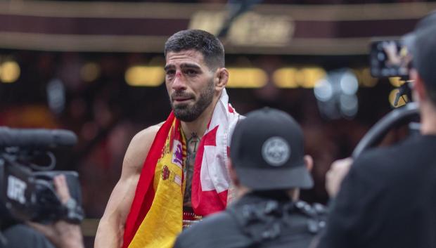 El luchador hispanogeorgiano Ilia Topuria celebra su victoria contra el australiano Alexander Volkanovski
