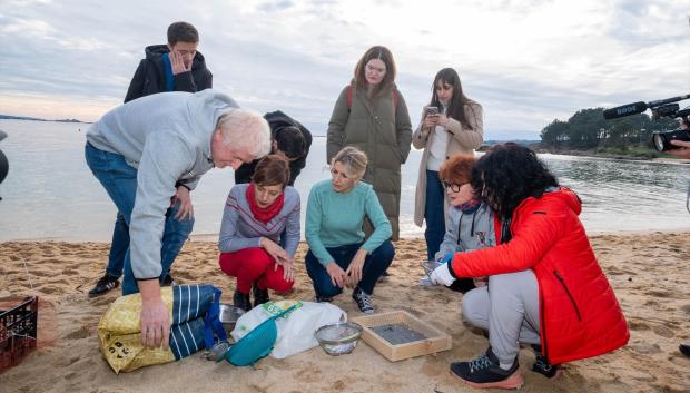 La vicepresidenta del Gobierno Yolanda Díaz junto a la candidata de Sumar a la Xunta, Marta Lois, recogiendo pélets el pasado mes de enero
12 ENERO 2024;SUMAR;YOLANDA;VICEPRESIDENTA;CRISIS MEDIOAMBIENTAL;PELLETS;PLAYA;GALIZA;CORUÑA;LOIS;ERREJÓN
César Arxina / Europa Press
(Foto de ARCHIVO)
12/1/2024