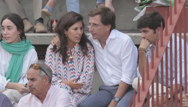 El politico Jose Luis Martinez Almeida y Teresa Urquijo durante la feria taurina de Colmenar Viejo