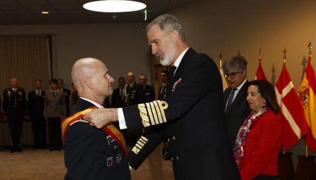 Don Felipe impone la Gran Cruz del Mérito Naval a Cavoli