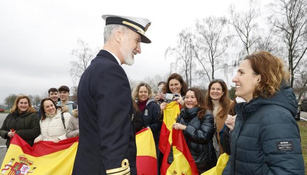 El Rey conversa con los familiares del personal español destinado en el cuartel de la OTAN