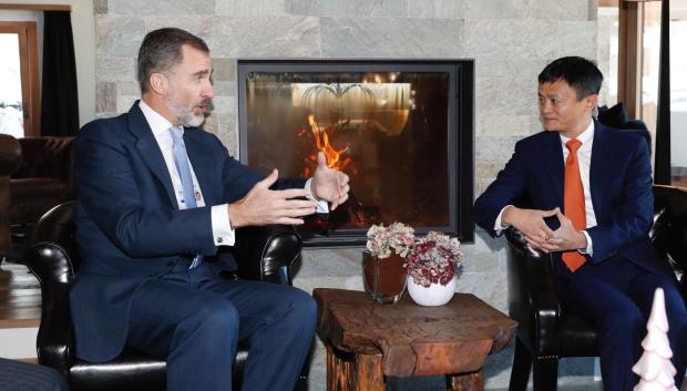 El Rey con Jack Ma, fundador del Grupo Alibaba, en Davos en 2018