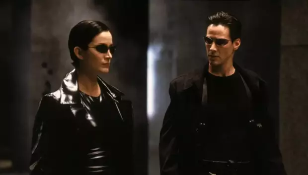 Carrie-Anne Moss y Keanu Reeves, en la película The Matrix