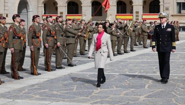 La ministra de Defensa, Margarita Robles, durante el homenaje que las Fuerzas Armadas rinden a los civiles y militares caídos en la guerra de Ucrania, este sábado en Toledo