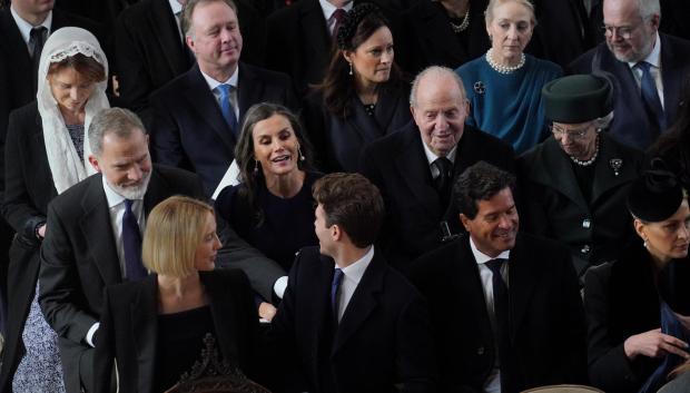 Los Reyes Don Felipe y Doña Letizia con Don Juan Carlos en la ceremonia de Windsor