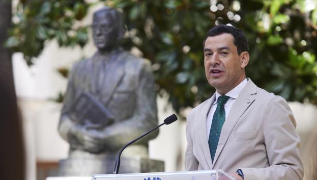 El presidente de la Junta de Andalucía, Juanma Moreno, en un acto de homenaje a Blas Infante