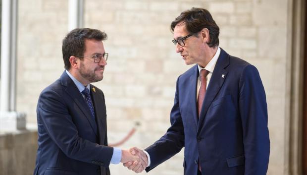 El presidente de la Generalitat, Pere Aragonès (i), y el primer secretario del PSC, Salvador Illa (d), a su llegada a la firma del acuerdo de presupuestos