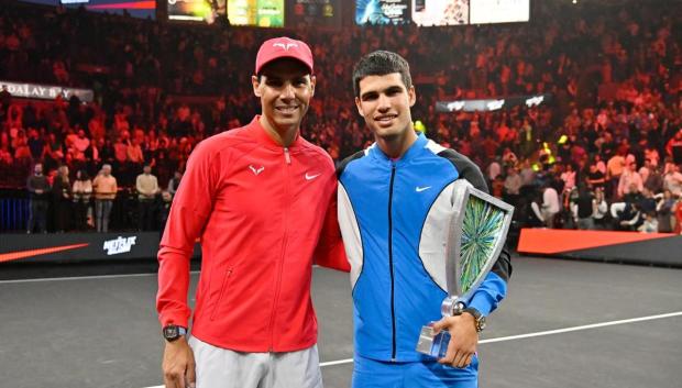 Carlos Alcaraz y Rafa Nadal al acabar el partido