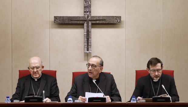 El cardenal Juan José Omella (c). A la derecha, el cardenal arzobispo de Madrid, José Cobo