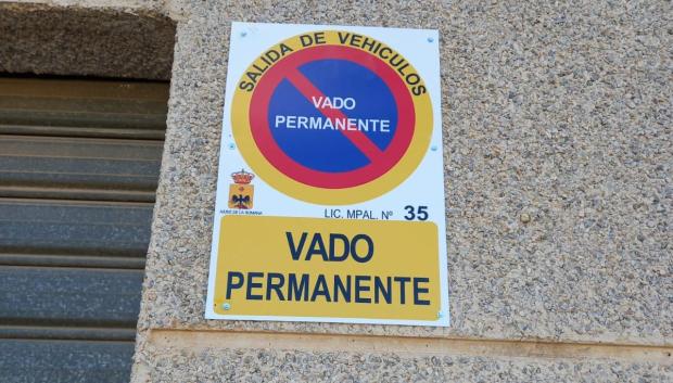 Placa de Vado Permanente proporcionada por el Ayuntamiento de La Romana tras la presión de Hablamos Español