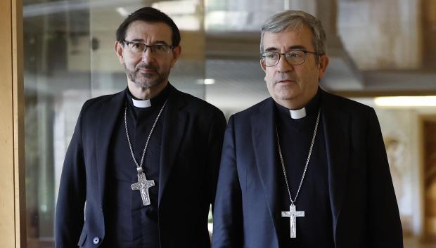 José Cobo (i), cardenal arzobispo de Madrid, elegido este martes vicepresidente de la Conferencia Episcopal Española y Luis Argüello (d), actual arzobispo de Valladolid, nuevo presidente de la misma