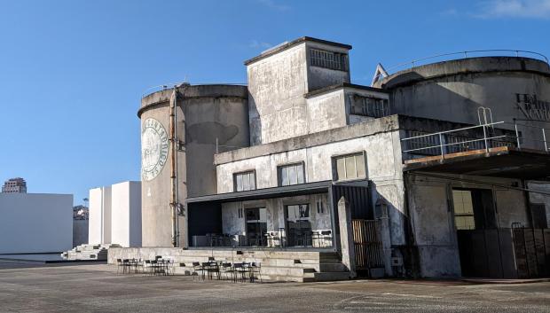 Muelle del puerto de La Coruña que la Fundación Marta Ortega usa para exposiciones