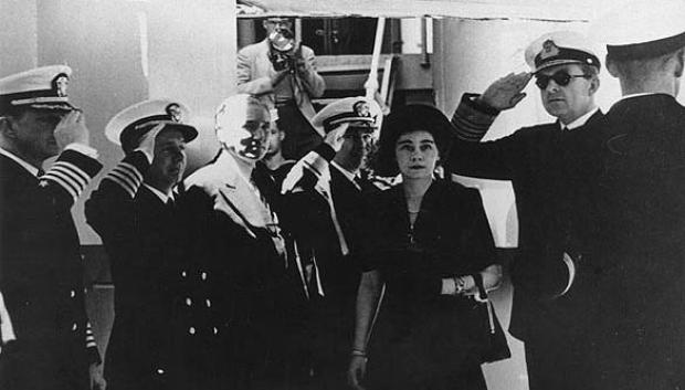 Pablos y Federica en un crucero estadounidense en El Pireo en mayo de 1947