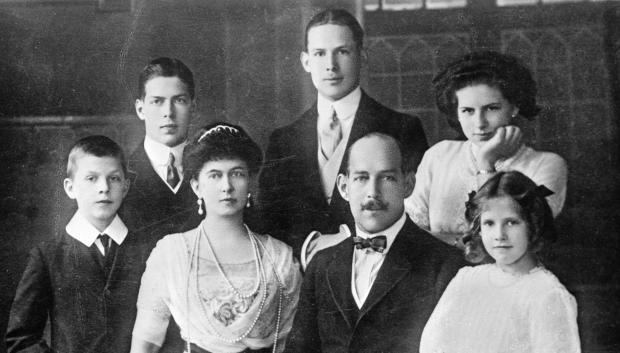 La familia real helénica alrededor de 1914: de izquierda a derecha, los futuros reyes Pablo I, Alejandro I y Jorge II