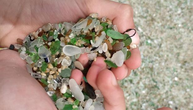 Fragmentos del vidrio que forma la Playa de Silleiro (Pontevedra)
